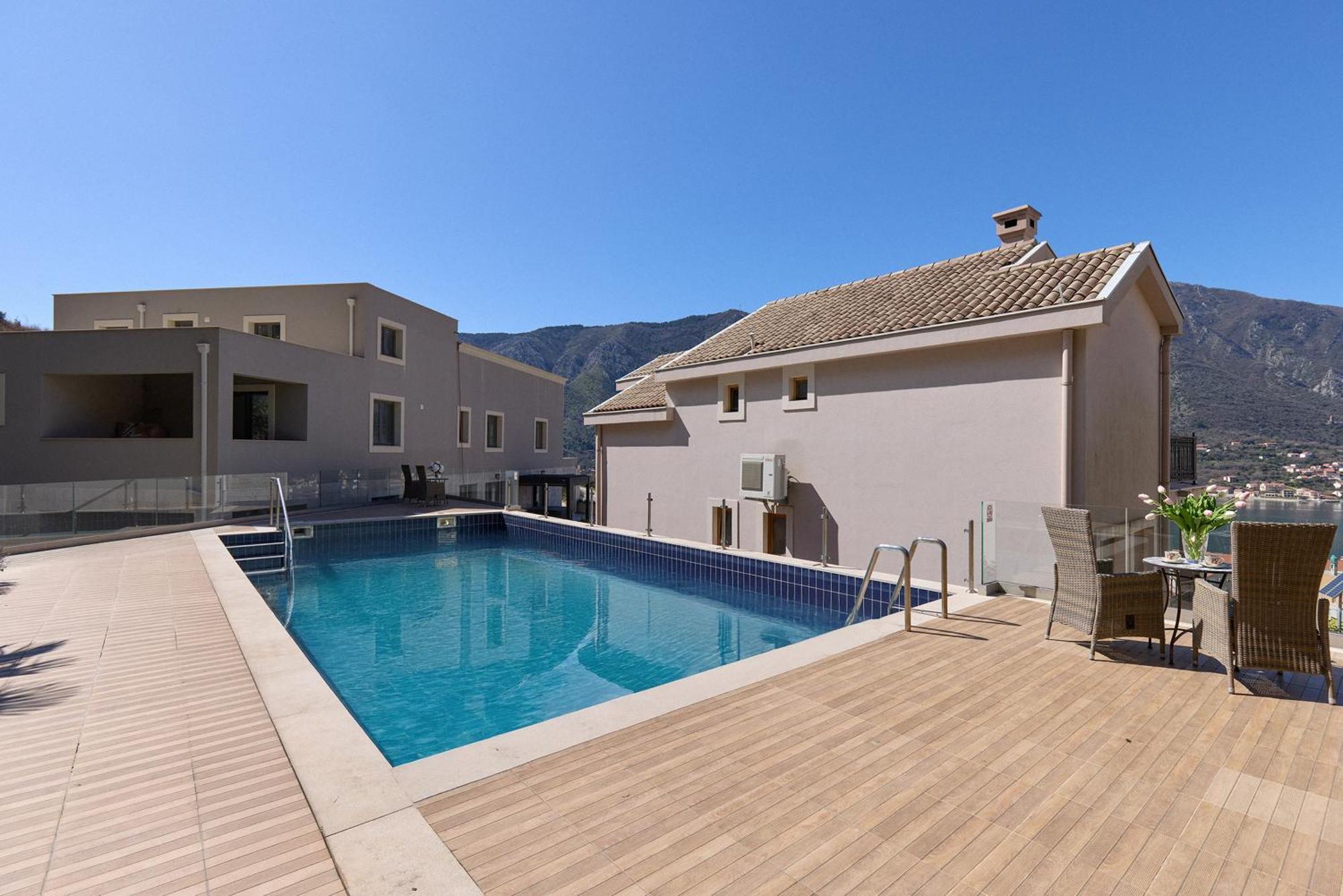 Nautica Studios With Outdoor Pool Gasthuis Kotor